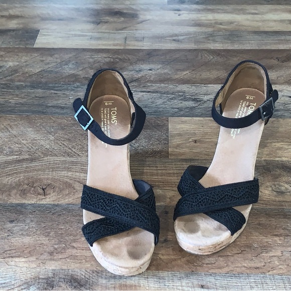 Toms black lace wedge heeled adjustable sandals size 9W - Picture 2 of 6